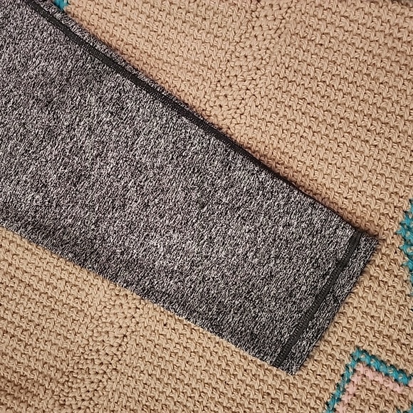 🔴 🔚🔜Victoria Secret Sport Knockout Capri Leggings. - Picture 2 of 10